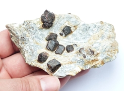 Granát (almandin) - lokalita Petrov nad Desnou 10 x 6 x 2,5 cm cca 160 g