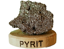 Pyrit na stojánku-1-cca 33 g-3x3x2,5 cm