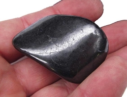 Šungit tromlovaný kámen leštěný cca 4x4cm